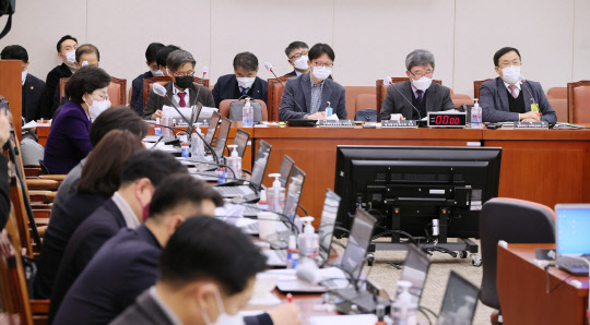 1월 26일 오전 국회 산업통상자원중소벤처기업위원회에서 고준위 방사성폐기물 관리에 관한 특별법안 등에 대한 공청회가 열리고 있다. <연합뉴스>